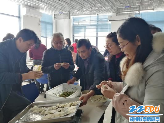 包起饺子,男教工也不示弱1 包起饺子,男教工也不示弱1