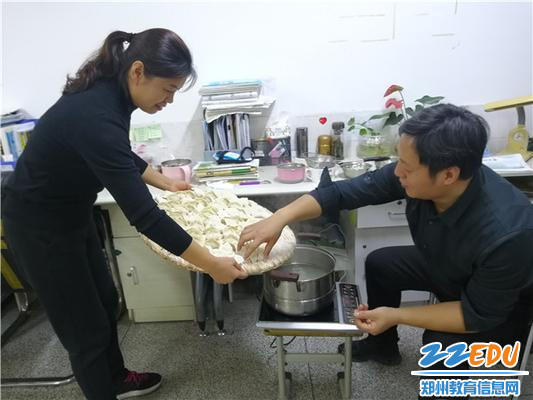 分工合作煮饺子 分工合作煮饺子