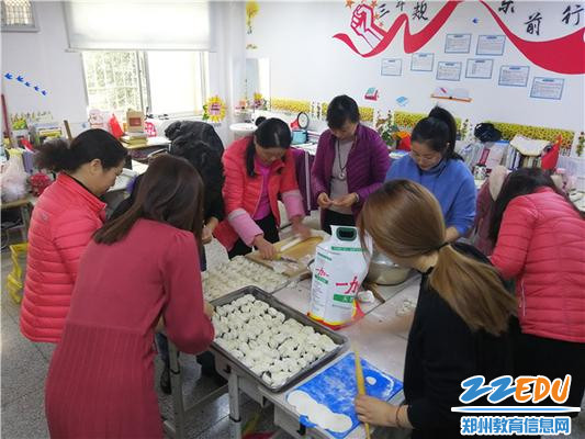 各组教师齐动手包饺子1 各组教师齐动手包饺子1