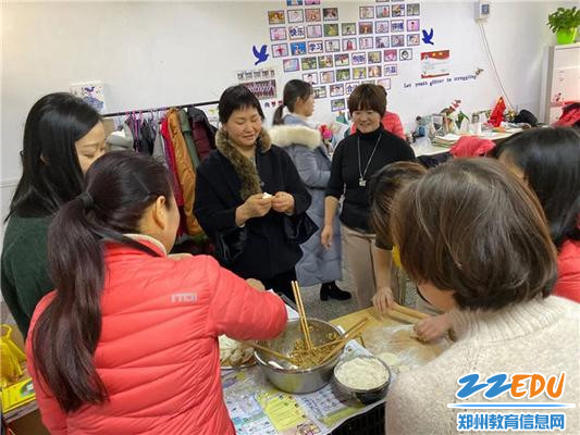 各组教师齐动手包饺子2 各组教师齐动手包饺子2