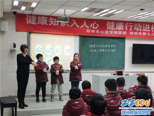 医生现场给孩子们讲解预防知识 (1) 医生现场给孩子们讲解预防知识 (1)