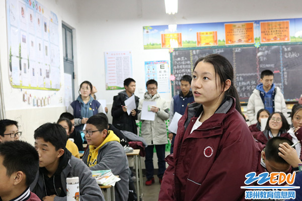 认真讲解的“小讲解员” 认真讲解的“小讲解员”