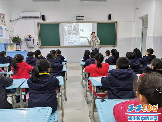 1.班会课上,老师讲述冬至节的绘本故事。 1.班会课上,老师讲述冬至节的绘本故事。