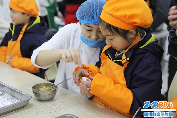 3.孩子和家长一起包饺子。 3.孩子和家长一起包饺子。