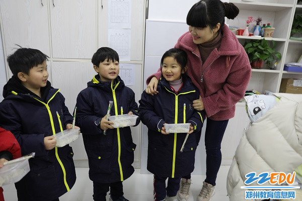 6.孩子们把香喷喷的饺子送给亲爱的老师们! 6.孩子们把香喷喷的饺子送给亲爱的老师们!