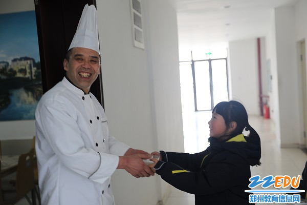 7.暖暖的饺子还要送给厨师爷爷。 7.暖暖的饺子还要送给厨师爷爷。