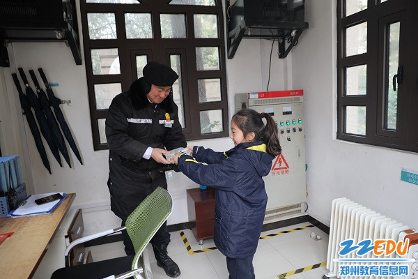 8.保安叔叔,请接收我们的谢意吧! 8.保安叔叔,请接收我们的谢意吧!