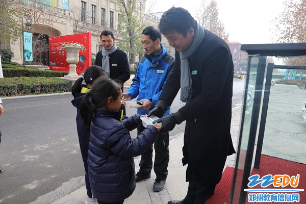 9.充满爱的饺子还要送给每天为我们安全出行保驾护航的社区工作人员。 9.充满爱的饺子还要送给每天为我们安全出行保驾护航的社区工作人员。