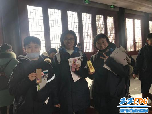 3.2学生们在展示自己制作的衍纸书签 - 副本 3.2学生们在展示自己制作的衍纸书签 - 副本