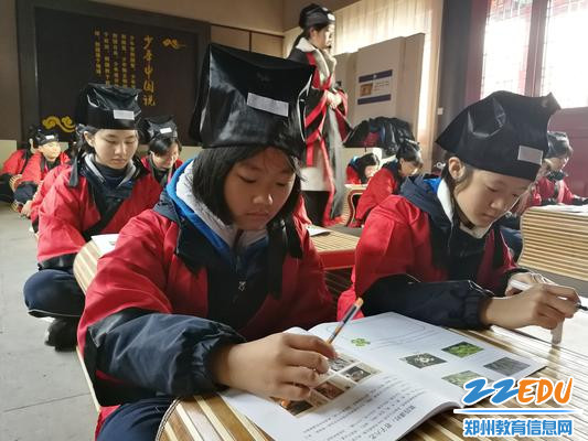 4.2学生们在“诗经园”学习君子六艺 - 副本 4.2学生们在“诗经园”学习君子六艺 - 副本