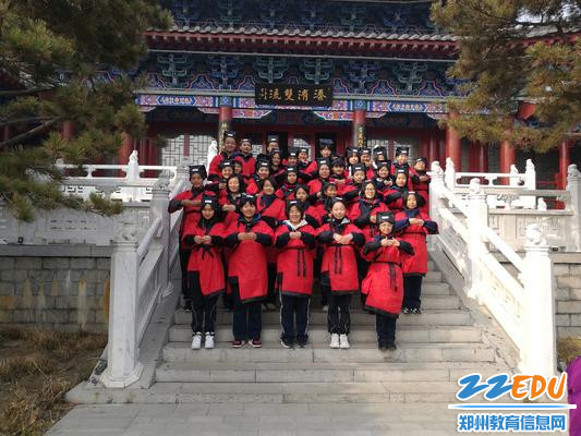 4.5学生在”诗经园“留影 - 副本 4.5学生在”诗经园“留影 - 副本