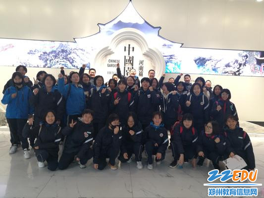 5.学生在华夏馆留影 - 副本 5.学生在华夏馆留影 - 副本