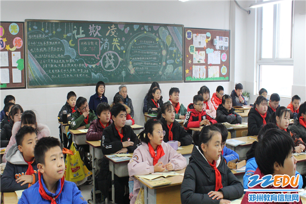 2校领导陪同专家组进班观课 2校领导陪同专家组进班观课