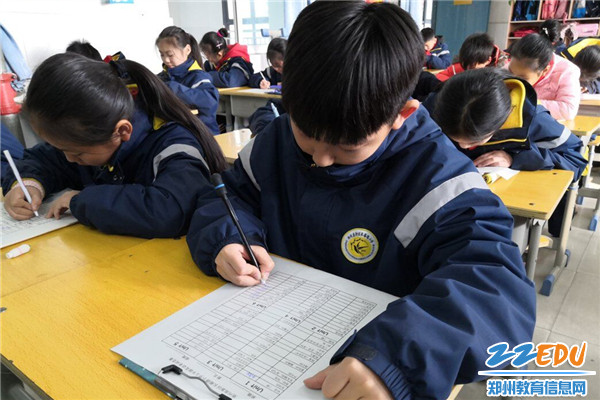 4.五年级学生认真书写单词 4.五年级学生认真书写单词