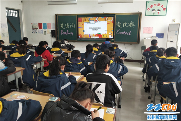 5.六年级学生正在进行英语阅读比赛 5.六年级学生正在进行英语阅读比赛