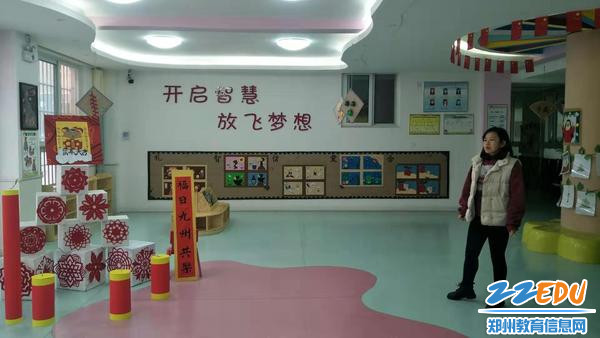 王庄社区幼儿园业务园长张晓丽介绍本园环创特色