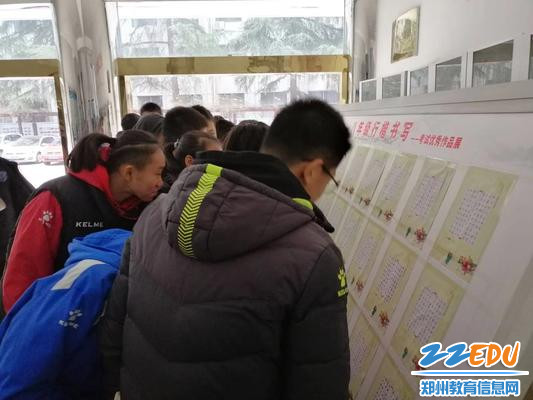 优秀书法作品引来了学生们的围观 优秀书法作品引来了学生们的围观