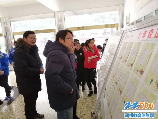 郑州二中初中部校长姜波来观看学生的书法作品 郑州二中初中部校长姜波来观看学生的书法作品