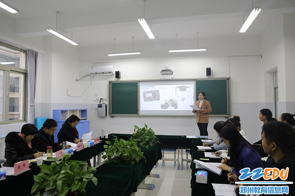 3齐莉娟老师代表课题组做中期汇报。 3齐莉娟老师代表课题组做中期汇报。