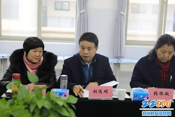 4.郑州市教科所综合办公室主任胡远明为课题研究指明方向。 4.郑州市教科所综合办公室主任胡远明为课题研究指明方向。