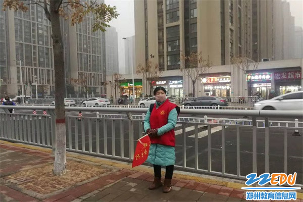 2 家长志愿者在上下学通道旁值守 2 家长志愿者在上下学通道旁值守