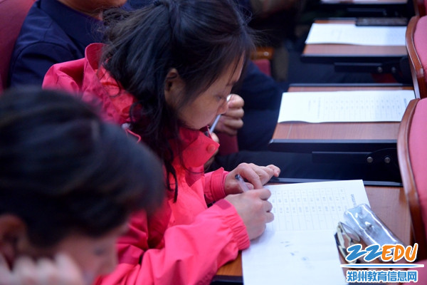 4、家长代表投出神圣一票 4、家长代表投出神圣一票