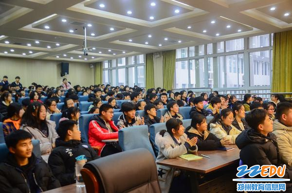 学生全神贯注的聆听 学生全神贯注的聆听