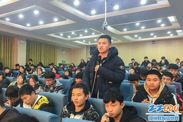 学生踊跃提问 学生踊跃提问