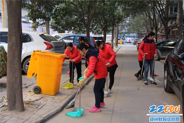 2.志愿者们清扫社区卫生 2.志愿者们清扫社区卫生