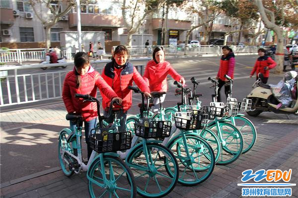 4.志愿者们把乱停放的共享单车摆放整齐 4.志愿者们把乱停放的共享单车摆放整齐