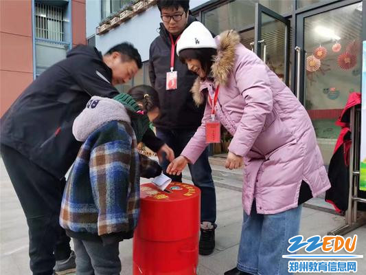 2.家委会的家长志愿者们监督投票顺利进行 2.家委会的家长志愿者们监督投票顺利进行