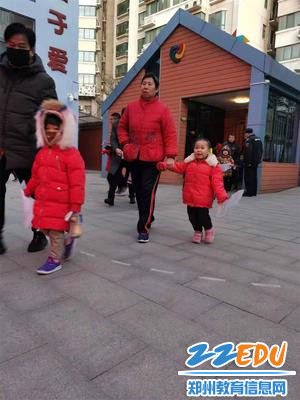 3.一大早,孩子们迫不及待来到幼儿园进行投票 3.一大早,孩子们迫不及待来到幼儿园进行投票