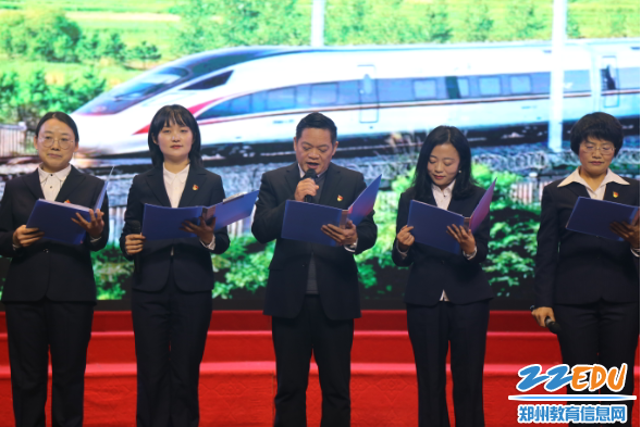 郑州回中党委副书记、校长李玉国（中）和第六支部党员教师一起诵读1