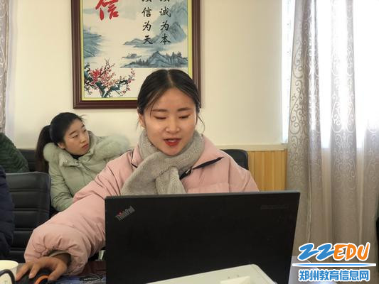 康亚杰老师在汇报_调整大小 康亚杰老师在汇报_调整大小