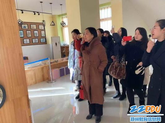 国培团参观美术空间_调整大小 国培团参观美术空间_调整大小