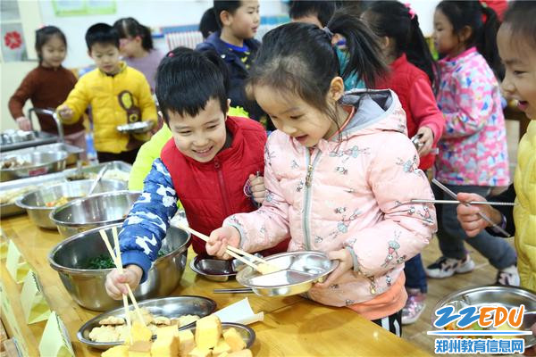 7.有序排队进餐的孩子们