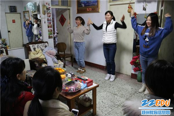 4.青年教师为老干部带来欢快的舞蹈 4.青年教师为老干部带来欢快的舞蹈