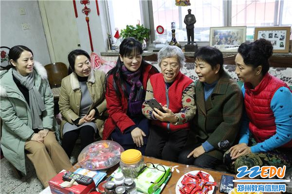 5.老干部向大家分享自己有重孙的喜悦 5.老干部向大家分享自己有重孙的喜悦