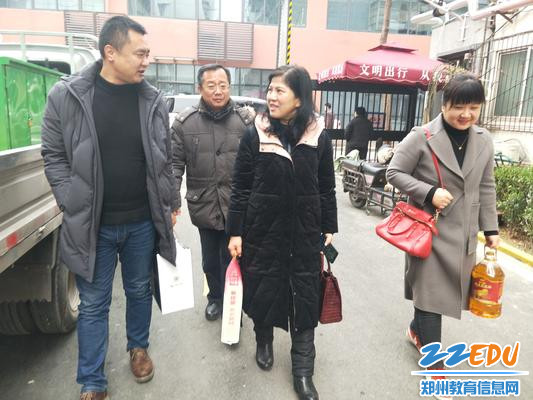 18人领导班子一行4人给离退休干部送去新春问候1 18人领导班子一行4人给离退休干部送去新春问候1