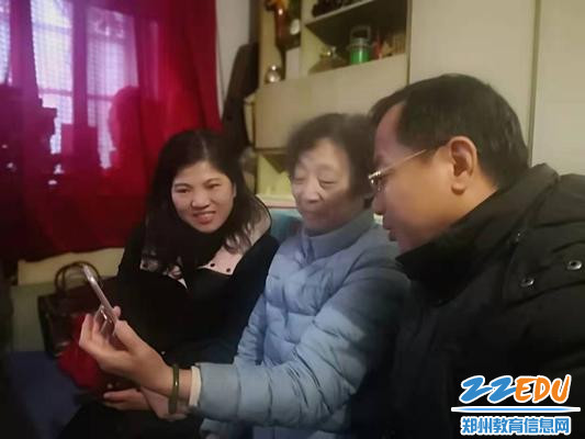 退休教师鲍法秀展示她参加河南省老干部合唱团演出的情况 退休教师鲍法秀展示她参加河南省老干部合唱团演出的情况