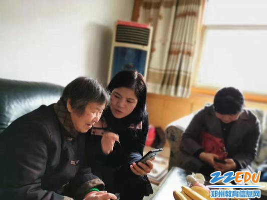 段亚萍校长为91岁的杨承德老师朗读校歌歌词 段亚萍校长为91岁的杨承德老师朗读校歌歌词