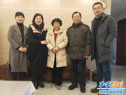 领导班子成员慰问张荷花老师1 领导班子成员慰问张荷花老师1