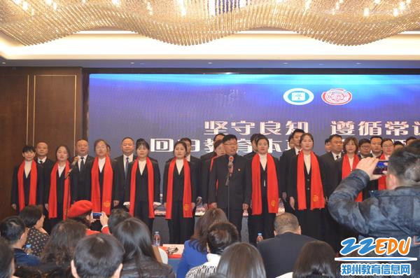 1郑州市国防科技学校全体参会老师合唱《梦里水乡》
