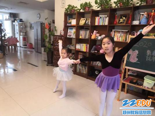 6金水区纬五路第二小学学生居家带妹妹练习舞蹈
