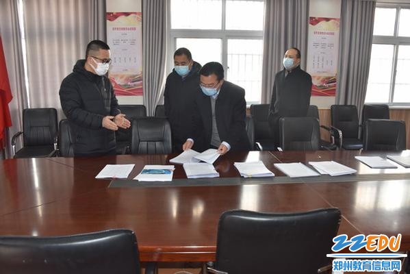 惠济区副区长郭剑锋来到郑州二十中督导学校新冠肺炎疫情防控工作