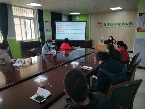 惠济区实验幼儿园园长冯静以《严细深实 呵护生命》为题做分享.