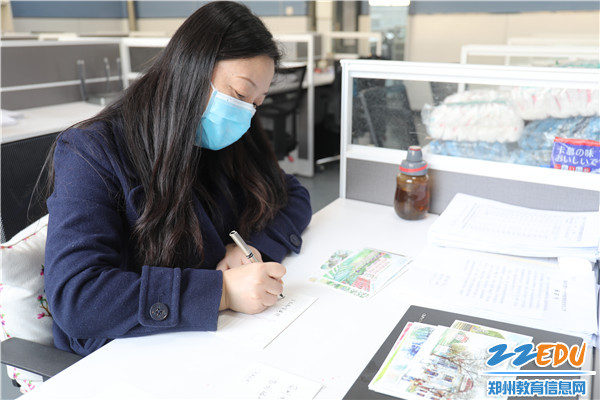13高三年级班主任王冬梅老师为学生准备“开学礼”