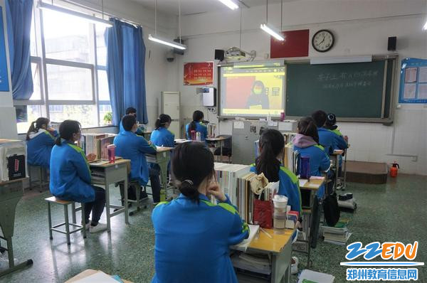 学生认真听“开学第一课”