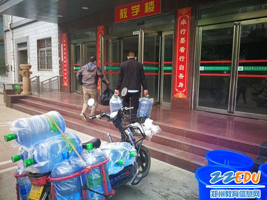 学校后勤部门为广大师生配备桶装饮用水0