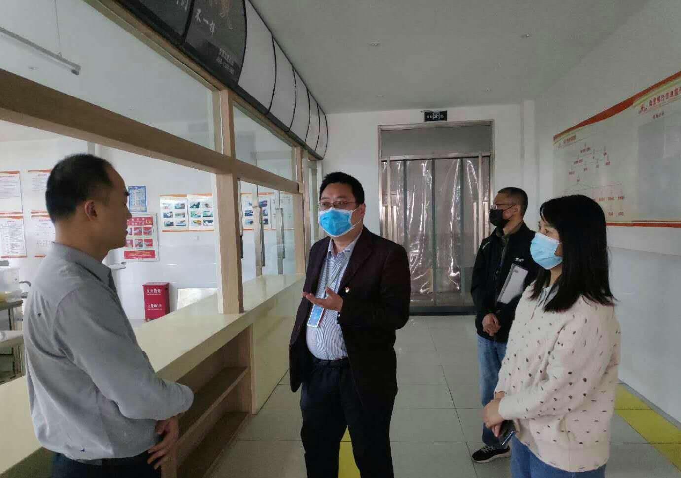 航海东路食品药品监督所所长王乃垒检查食堂